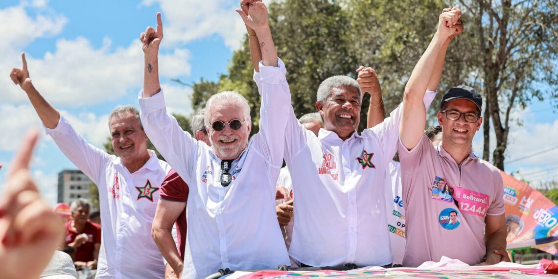 Prefeito do União Brasil participa de carreata com Jerônimo
