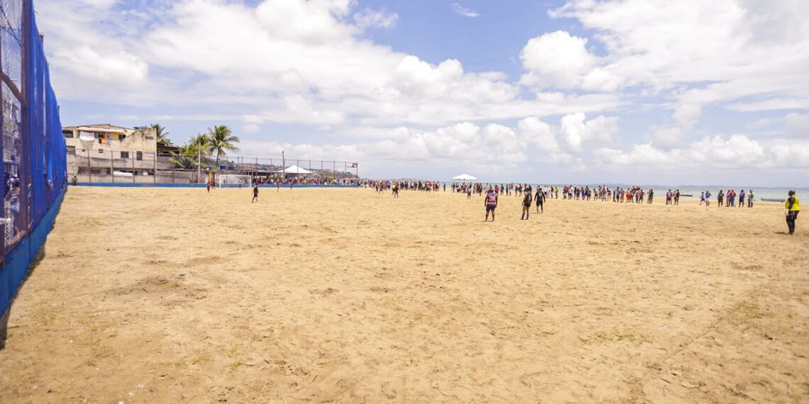 Prefeito de Salvador entrega campo na Praia de Periperi e visita Camelódromo de Novo Horizonte