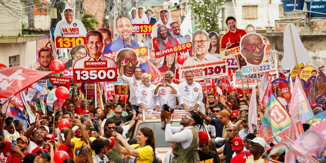 Jerônimo inicia caminhada em Periperi ao lado de Wagner e Rui e reúne multidão no Subúrbio
