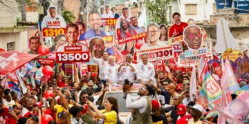 Jerônimo inicia caminhada em Periperi ao lado de Wagner e Rui e reúne multidão no Subúrbio