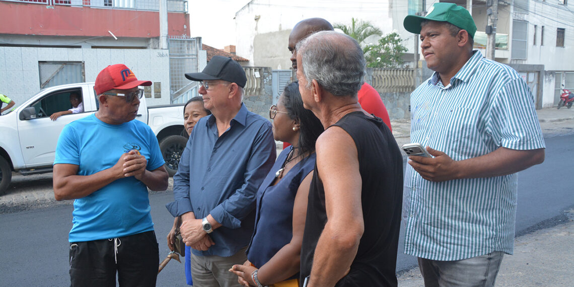 Prefeito José Ronaldo acompanha pavimentação de ruas no bairro São João