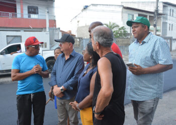 Prefeito José Ronaldo acompanha pavimentação de ruas no bairro São João