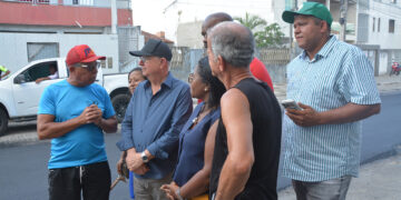Prefeito José Ronaldo acompanha pavimentação de ruas no bairro São João