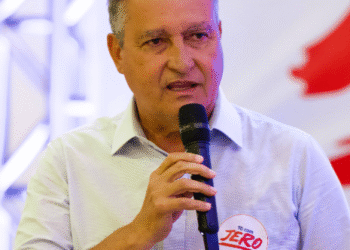 Rui questiona se adversários vão apoiar ato de Flávio Bolsonaro
