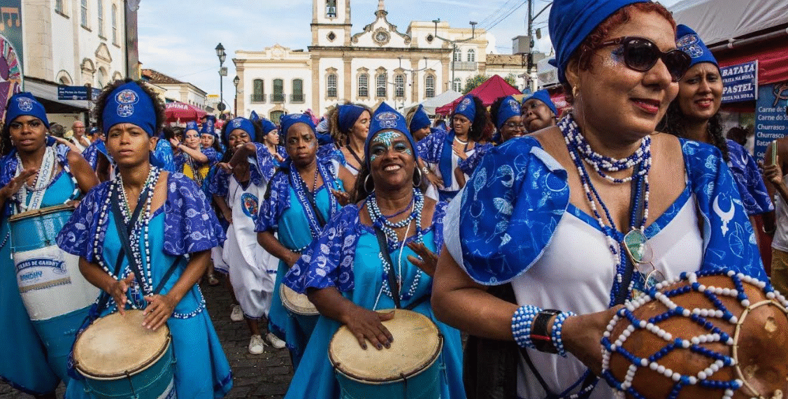 Arte das Yabás reúne música, percussão, clarins e práticas terapêuticas em aula-espetáculo