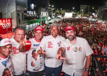 Jerônimo reúne mais de 10 mil pessoas em Rio Real e afirma que o sonho de uma vida melhor se realiza com o Time de Lula