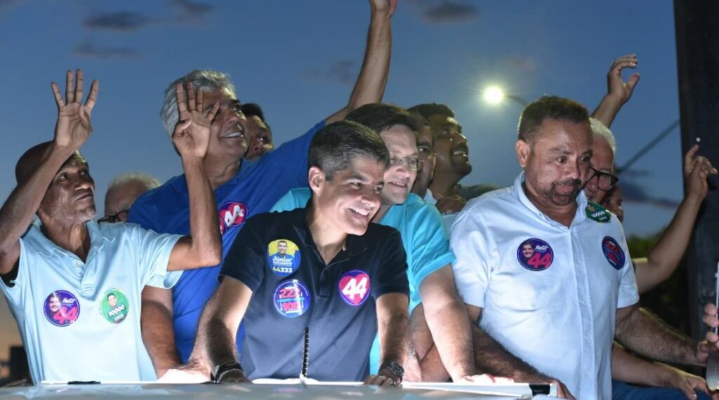 ACM Neto reúne apoiadores durante passagem por Capim Grosso