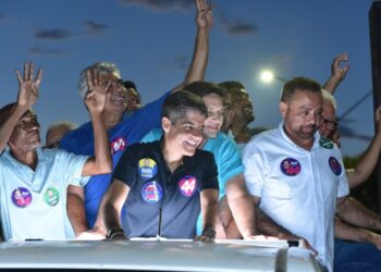 ACM Neto reúne apoiadores durante passagem por Capim Grosso