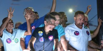ACM Neto reúne apoiadores durante passagem por Capim Grosso