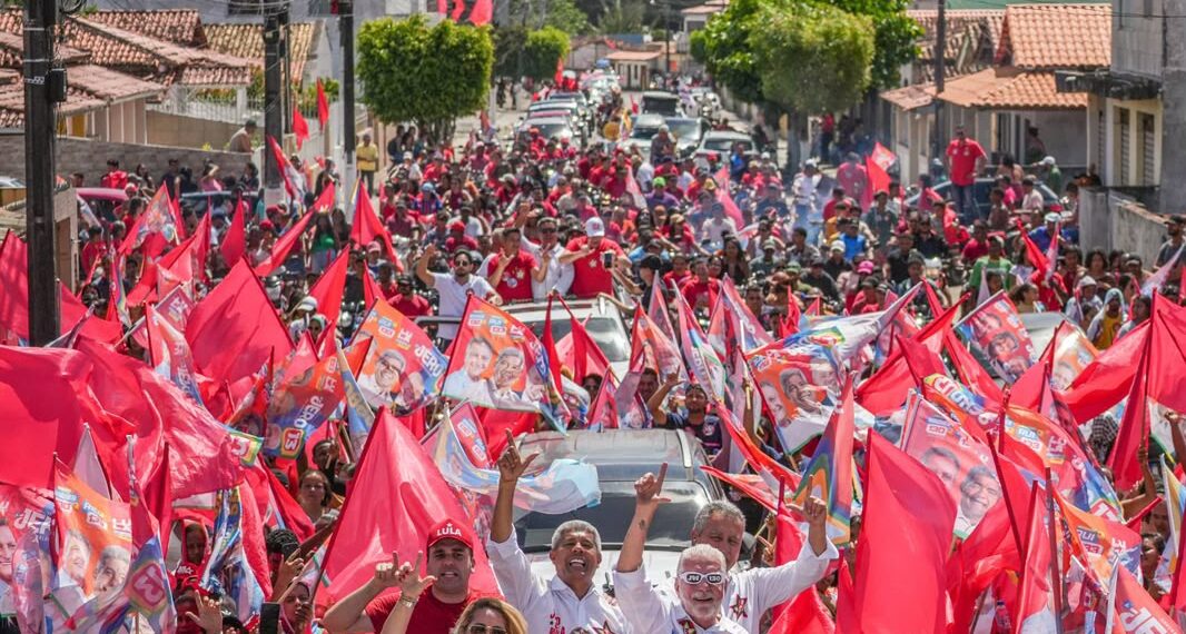 Onda vermelha toma conta de Aporá em carreata de Jerônimo