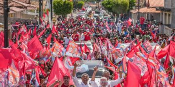 Onda vermelha toma conta de Aporá em carreata de Jerônimo