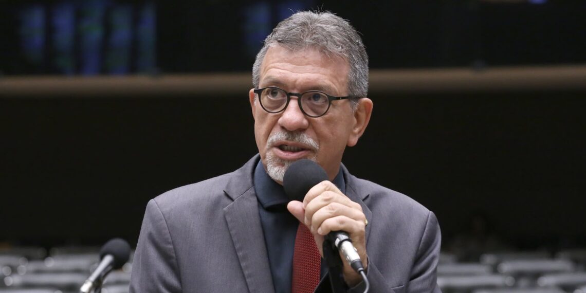 Deputado critica ACM Neto após novas revelações de Vorcaro