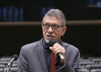 Deputado critica ACM Neto após novas revelações de Vorcaro
