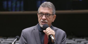 Deputado critica ACM Neto após novas revelações de Vorcaro