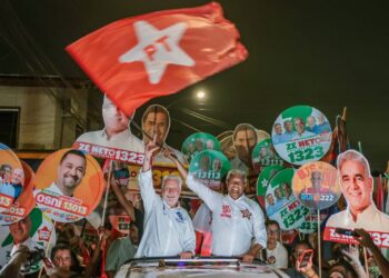 Jerônimo transforma caminhada em Feira de Santana em demonstração de força do interior