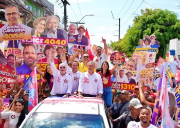 Em caminhada no Pau Miúdo, Rui diz que governos do PT modernizaram Salvador