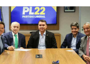 Flávio Bolsonaro exclui João Roma de relação de aliados baianos