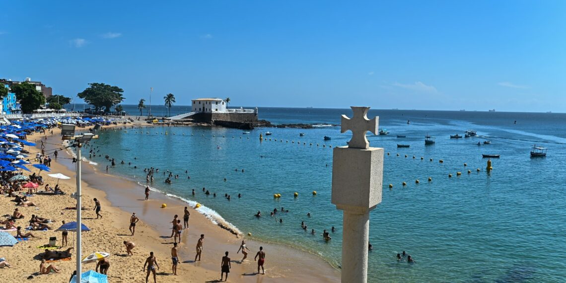 Boias de proteção completam um mês no Porto da Barra com aprovação de banhistas
