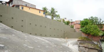 Plataforma recebe obra de contenção de encosta de R$ 2 milhões
