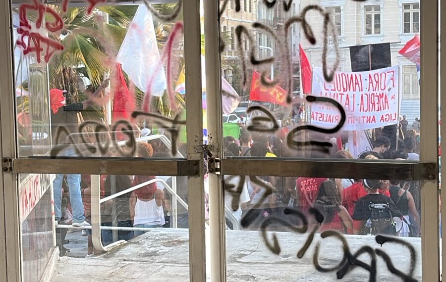Prefeitura suspende expediente após atos de vandalismo em manifestação da Praça Municipal
