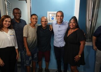 Prefeitura entrega 100 casas reformadas e arena de grama sintética no Arraial do Retiro