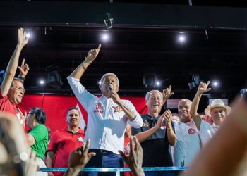 Em Alagoinhas, Jerônimo cobra explicações de ACM Neto após relatório da PF