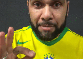 Daniel Alves apoia Flávio Bolsonaro e cita “Espírito Santo”