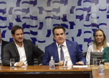 ACM Neto anuncia apoio a Flávio Bolsonaro e fará campanha na Bahia