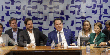 ACM Neto anuncia apoio a Flávio Bolsonaro e fará campanha na Bahia