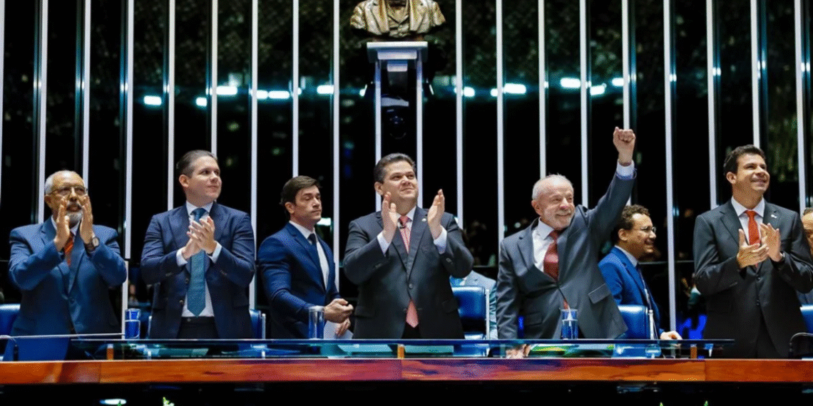 Com presença de Lula, Congresso promulga PEC que põe fim à escala 6×1