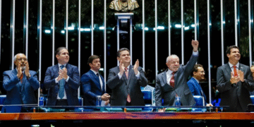 Com presença de Lula, Congresso promulga PEC que põe fim à escala 6×1
