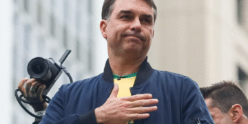 Justiça barra entrega de título de cidadão soteropolitano a Flávio Bolsonaro