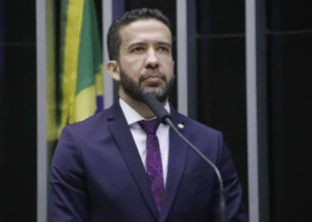 André Janones vai para UTI com arritmia cardíaca após debate