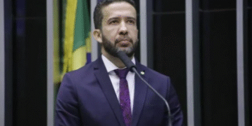 André Janones vai para UTI com arritmia cardíaca após debate