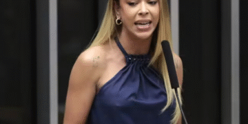 “Histórica vitória do trabalhador”: Erika Hilton celebra aprovação do fim da escala 6×1 e alerta para manobras da oposição