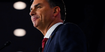 Flávio Bolsonaro foi embora para os EUA. Avião em voo