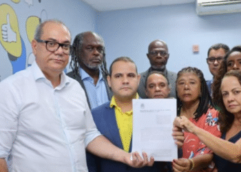 Carlos Muniz recebe pedido para abertura de CEI sobre falta de transporte no segundo turno das eleições