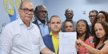 Carlos Muniz recebe pedido para abertura de CEI sobre falta de transporte no segundo turno das eleições