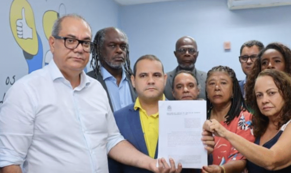 Carlos Muniz recebe pedido para abertura de CEI sobre falta de transporte no segundo turno das eleições