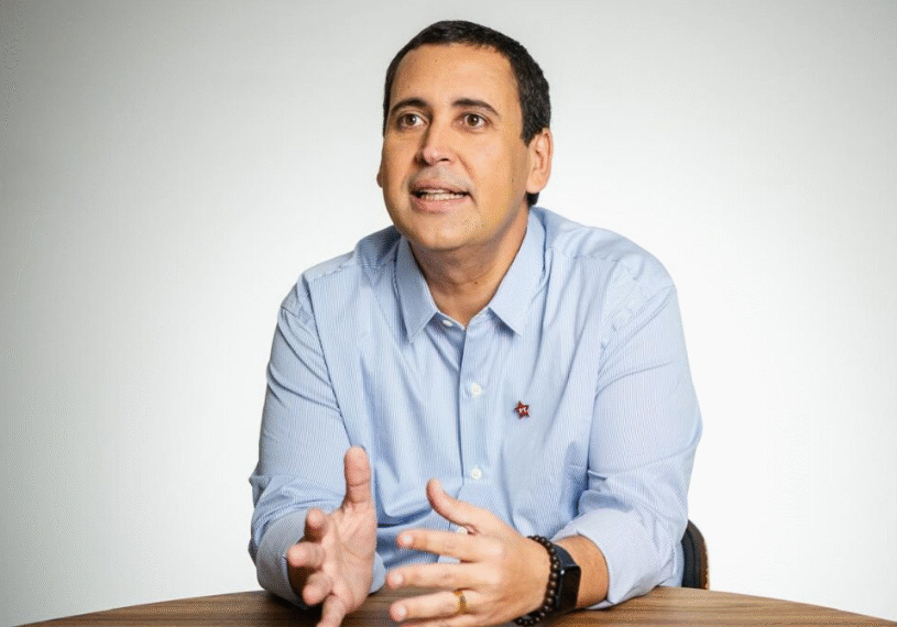 Éden Valadares associa viagem de Flávio aos EUA a temor de prisão