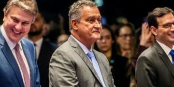 Com o presidente Lula, Rui Costa acompanha promulgação da PEC do fim da escala 6×1