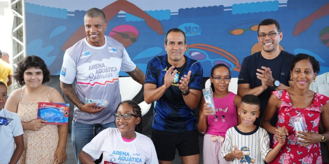 Prefeitura de Salvador entrega kits de natação e inicia novo ciclo de atividades da Arena Aquática