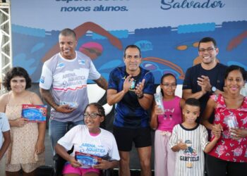 Prefeitura de Salvador entrega kits de natação e inicia novo ciclo de atividades da Arena Aquática