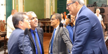 Câmara aprova Título de Cidadão de Salvador para Flávio Bolsonaro