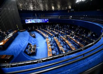 Senado encerra debates e deve votar PEC da escala 6×1 hoje