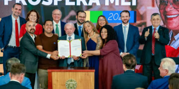 Sancionada nova lei do MEI e PEC do transporte de graça vai ao Congresso