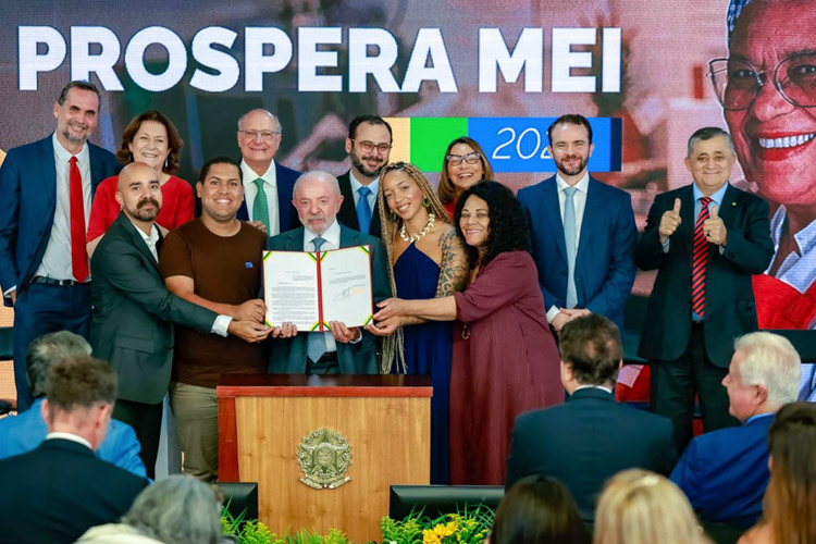Sancionada nova lei do MEI e PEC do transporte de graça vai ao Congresso