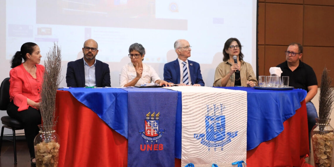 Educadores debatem legado de Roberto Santos em evento na UNEB